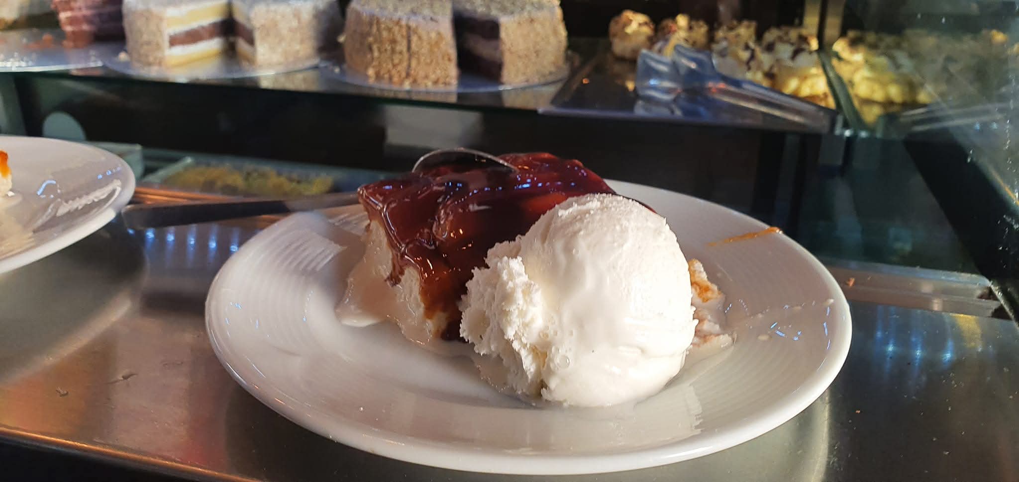 Feines Eisdessert bei Alhambra Swiss